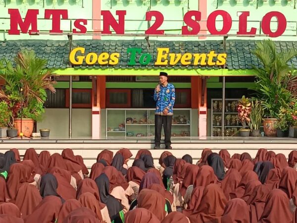 Gerakan Sederhana, Dampak Luar Biasa: MTsN 2 Surakarta Gencarkan Sosialisasi Pengurangan Plastik