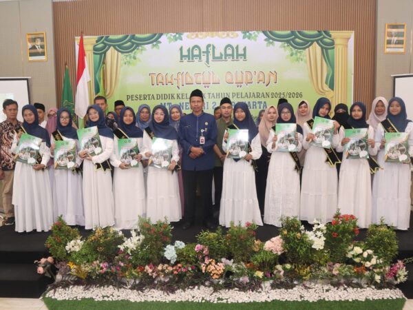 Penuh Haru dan Kebanggaan! Salsabila Raih Hafalan 9 Juz pada Haflah Tahfidzul Qur’an MTsN 2 Surakarta